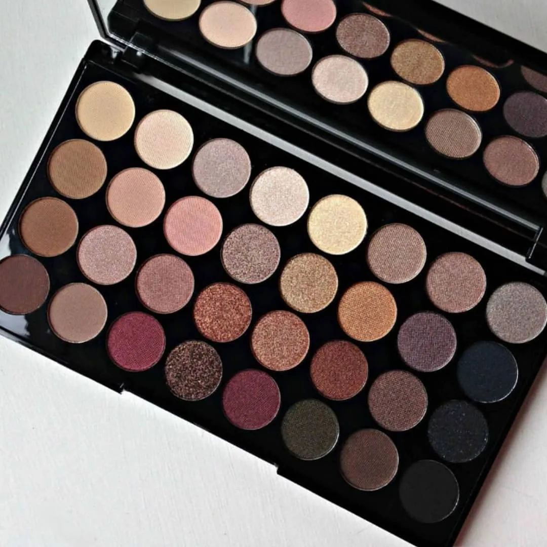 پالت ۳۲ رنگ سایه میکاپ رولوشن Makeup Revolution، رنگ مشکی و رنگارنگ، جنس پلاستیک، مستطیلی، چندرنگ