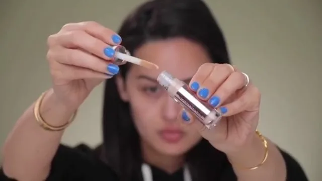کانسیلر میکاپ رولوشن Makeup Revolution، رنگ کرم، جنس شیشه، مایع با اپلیکاتور