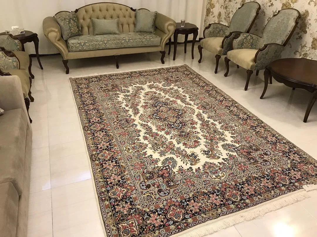 فرش دستباف کرمان، رنگ قهوهای و قرمز، جنس نخ و پشم، طرح گلدار، مستطیلی