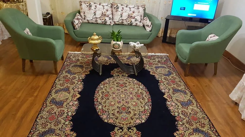 فرش دستباف کرمان، رنگ آبی و قرمز، جنس نخ و پشم، طرح گلدار، مستطیلی