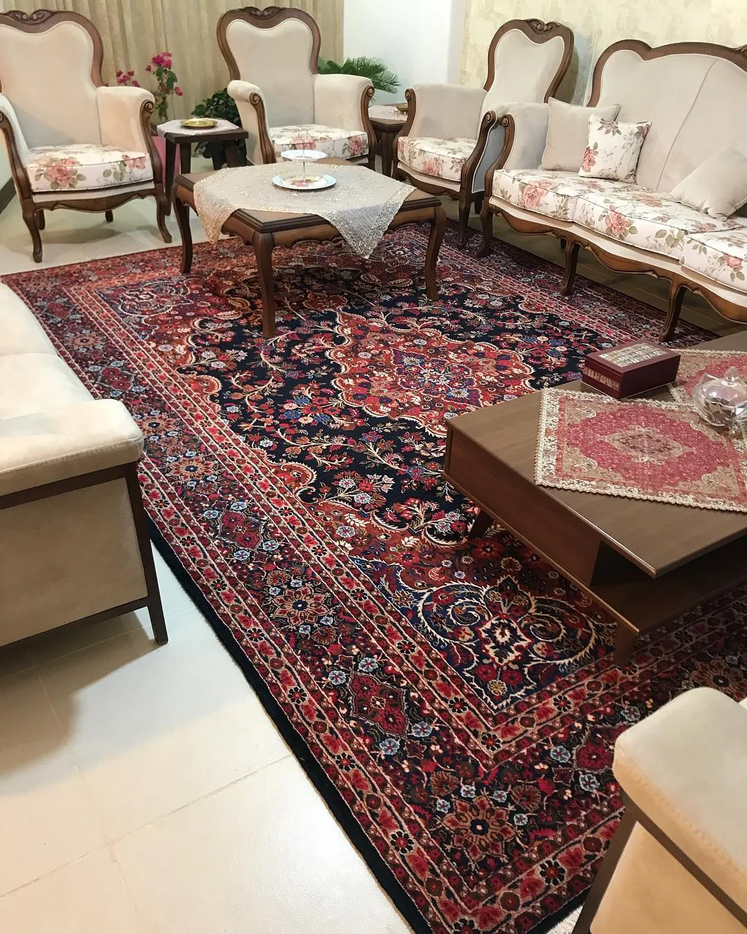 فرش دستباف، رنگ قرمز، مشکی و کرم، جنس نخ و پشم، طرح گلدار، مستطیلی