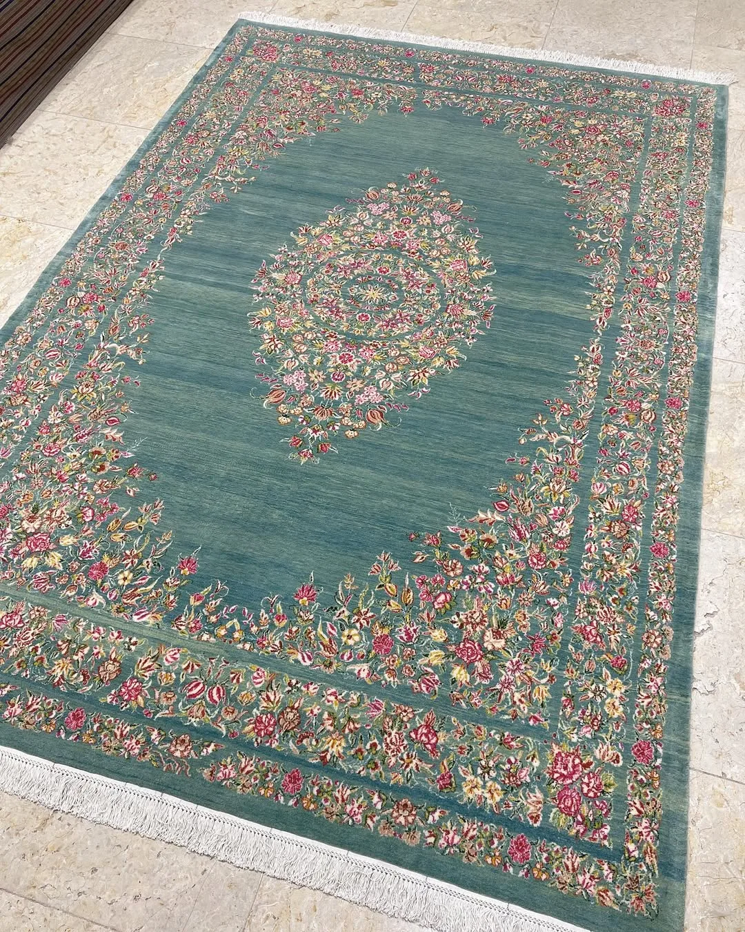 جفت فرش ۶ متری نقشه دیبا کرمان، رنگ سبز روشن و صورتی، جنس نخ و پشم، طرح گلدار، مستطیلی کلاسیک