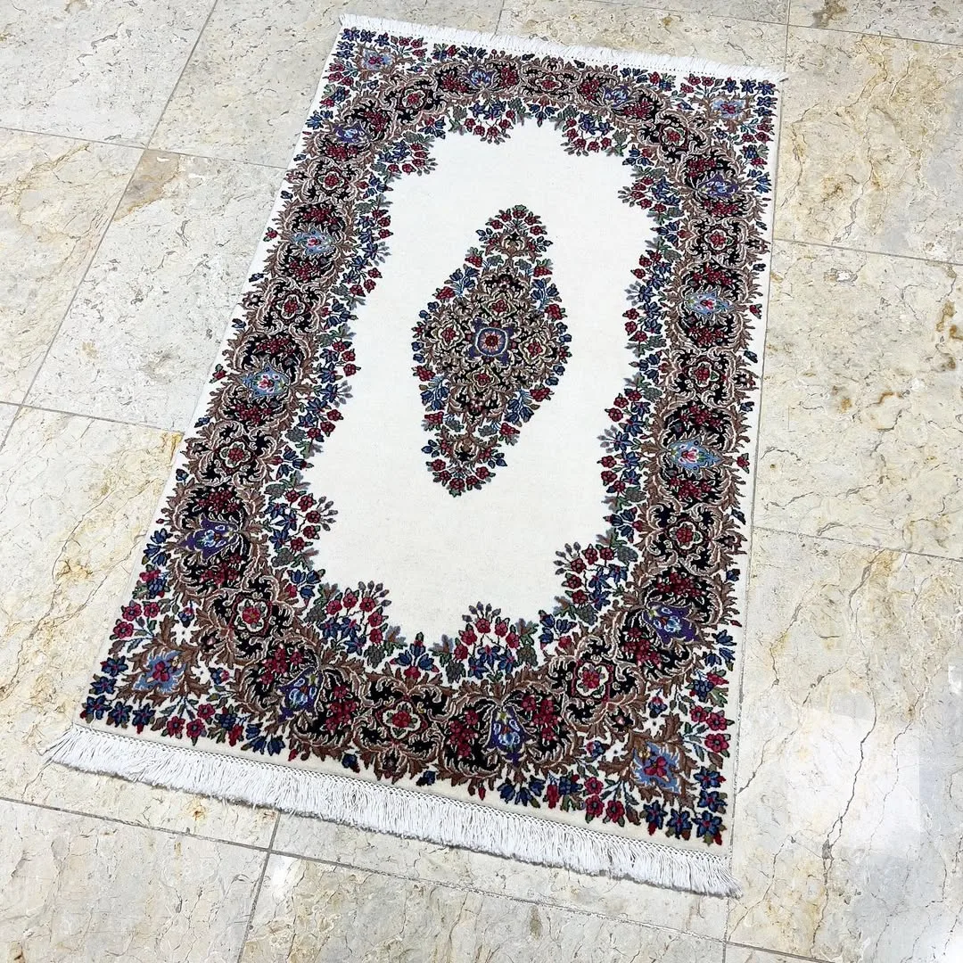 قالیچه ذرع و نیم خوشه انگوری کرمان، رنگ قرمز و سرمه‌ای، جنس پشم، طرح گلدار، مستطیل کوچک