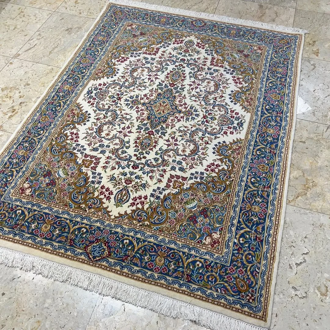 فرش دستباف، رنگ کرم، آبی و قهوه‌ای، جنس نخ، طرح گلدار، فرش دستباف مستطیلی