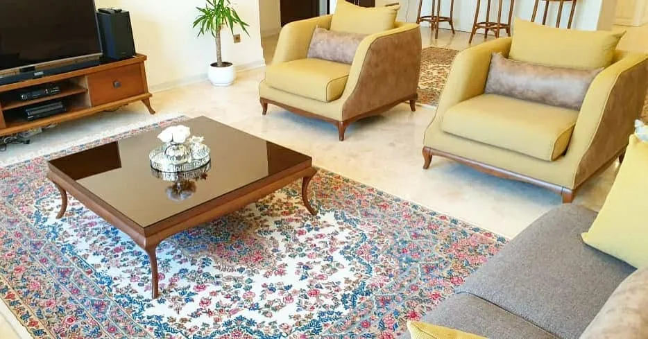 فرش دستباف، رنگ سفید، آبی و قرمز، طرح گلدار، مستطیلی