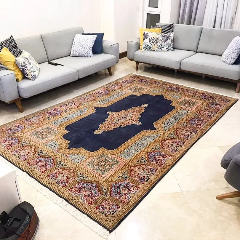 فرش دستباف، رنگ سرمهای، طلایی و کرم، جنس نخ و پشم، طرح هندسی، فرش ماشینی کلاسیک