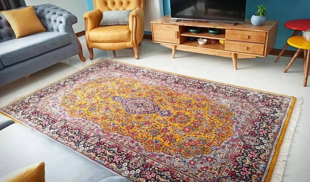 فرش دستباف، رنگ زرد، قرمز و کرم، جنس نخ و پشم، طرح هندسی، فرش ماشینی کلاسیک