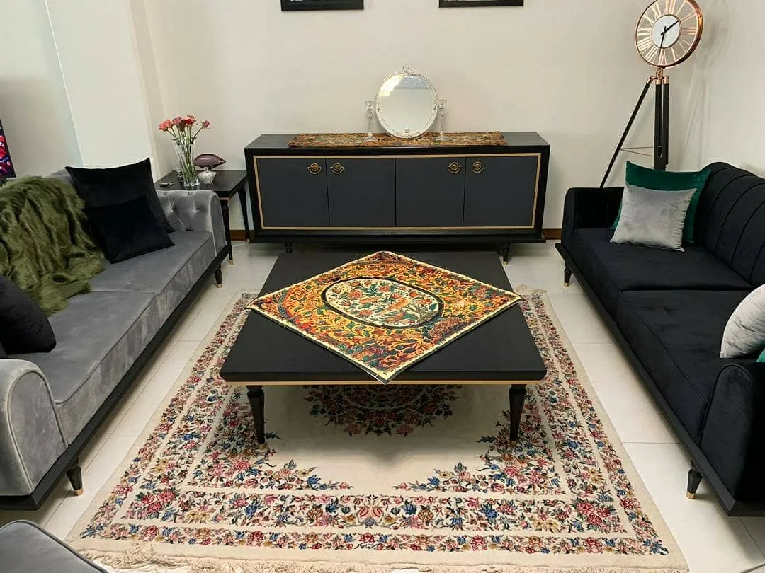 فرش دستباف، رنگ کرم، قرمز و آبی، طرح گلدار، مستطیلی