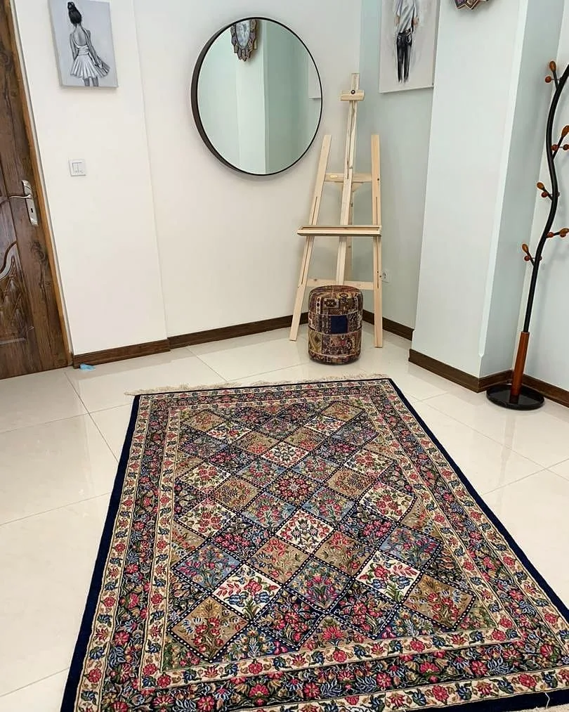 فرش دستباف کرمان، رنگ چندرنگ و سرمه‌ای، طرح هندسی، مستطیل شکل