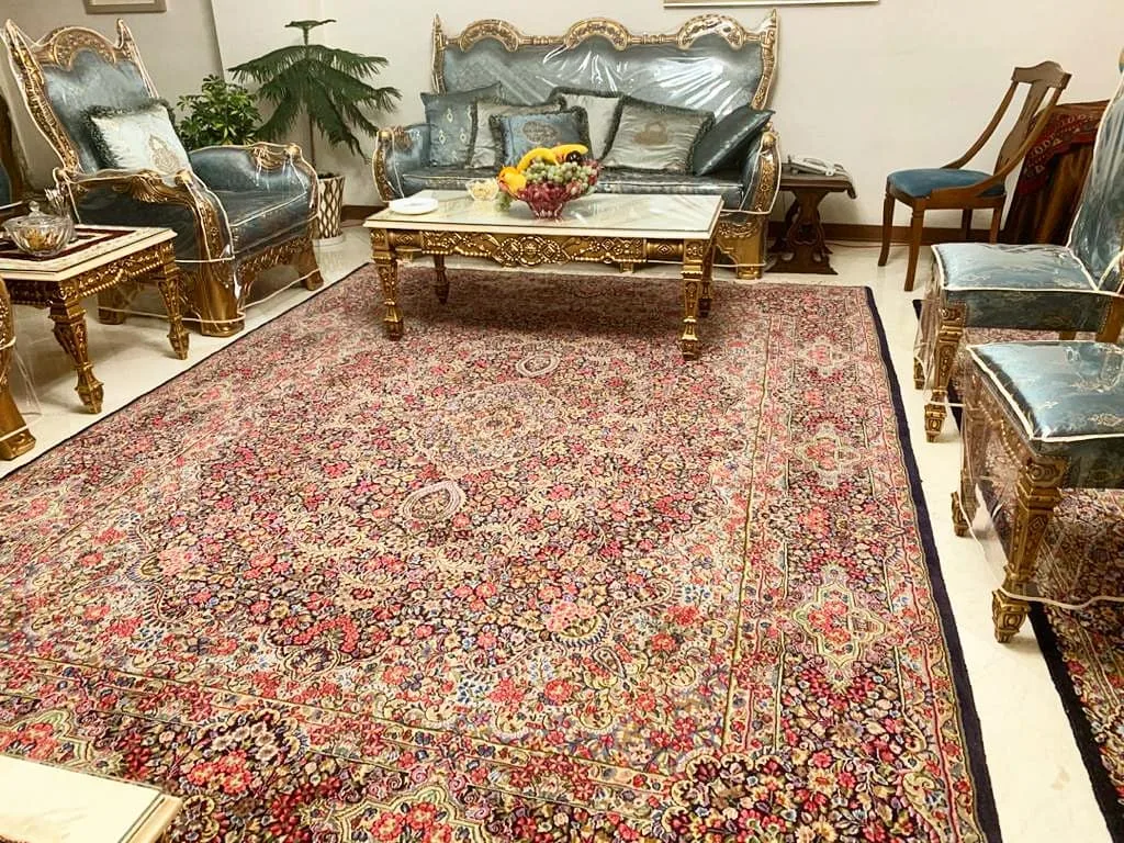 فرش دستباف کرمان، رنگ قرمز و سرمه‌ای، طرح گلدار، مستطیل شکل