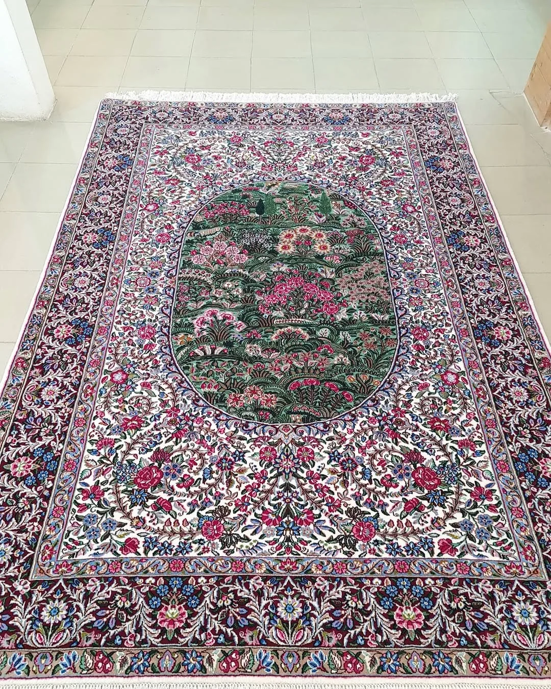 فرش شش متری سبزیکار کرمان، رنگ سفید و سرخابی، جنس نخ و پشم، طرح گلدار، مستطیلی، طرح قاب‌قابی