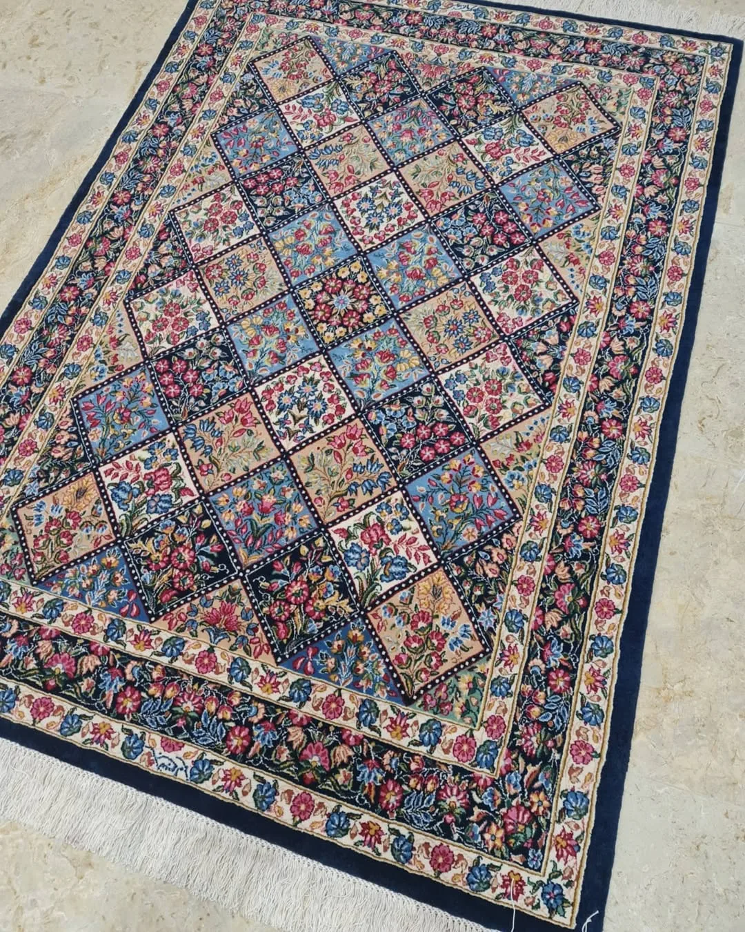 قالیچه سه متری سرمه‌ای خشتی