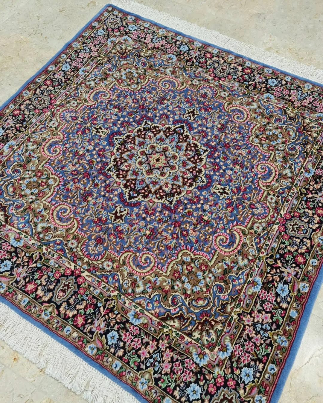 فرش مربع ۱.۵ در ۱.۵ فیروزه ای کرمان، رنگ آبی، صورتی و قهوهای، طرح گلدار، مربعشکل
