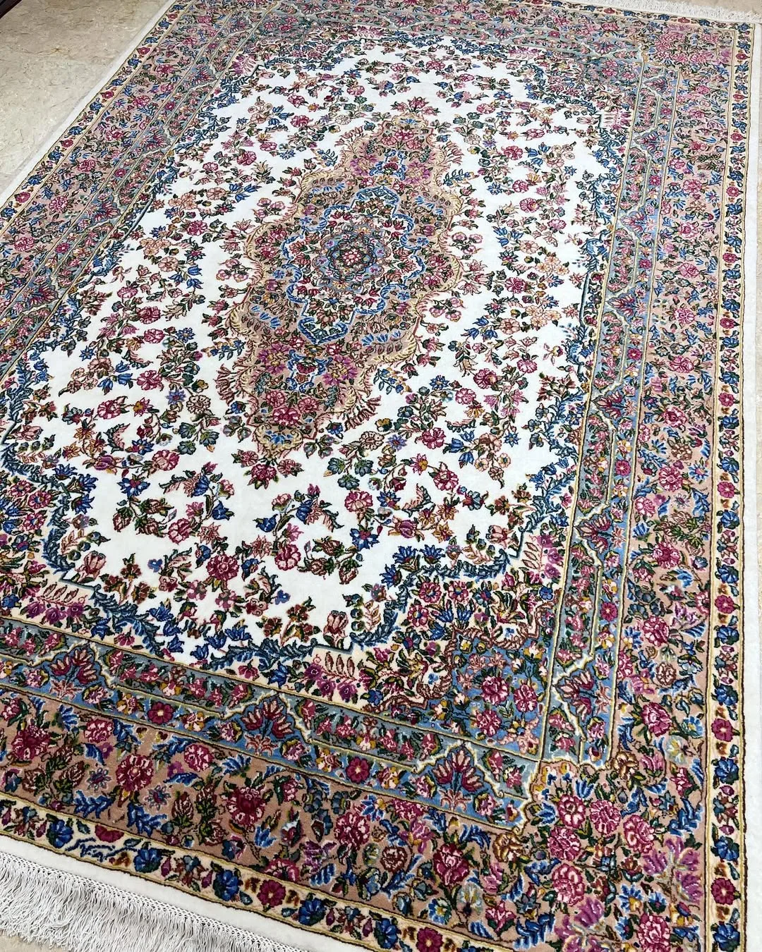 فرش ۶ متری کرم نقشه رزیتا کرمان، رنگ سفید، صورتی و آبی، طرح گلدار، مستطیلشکل