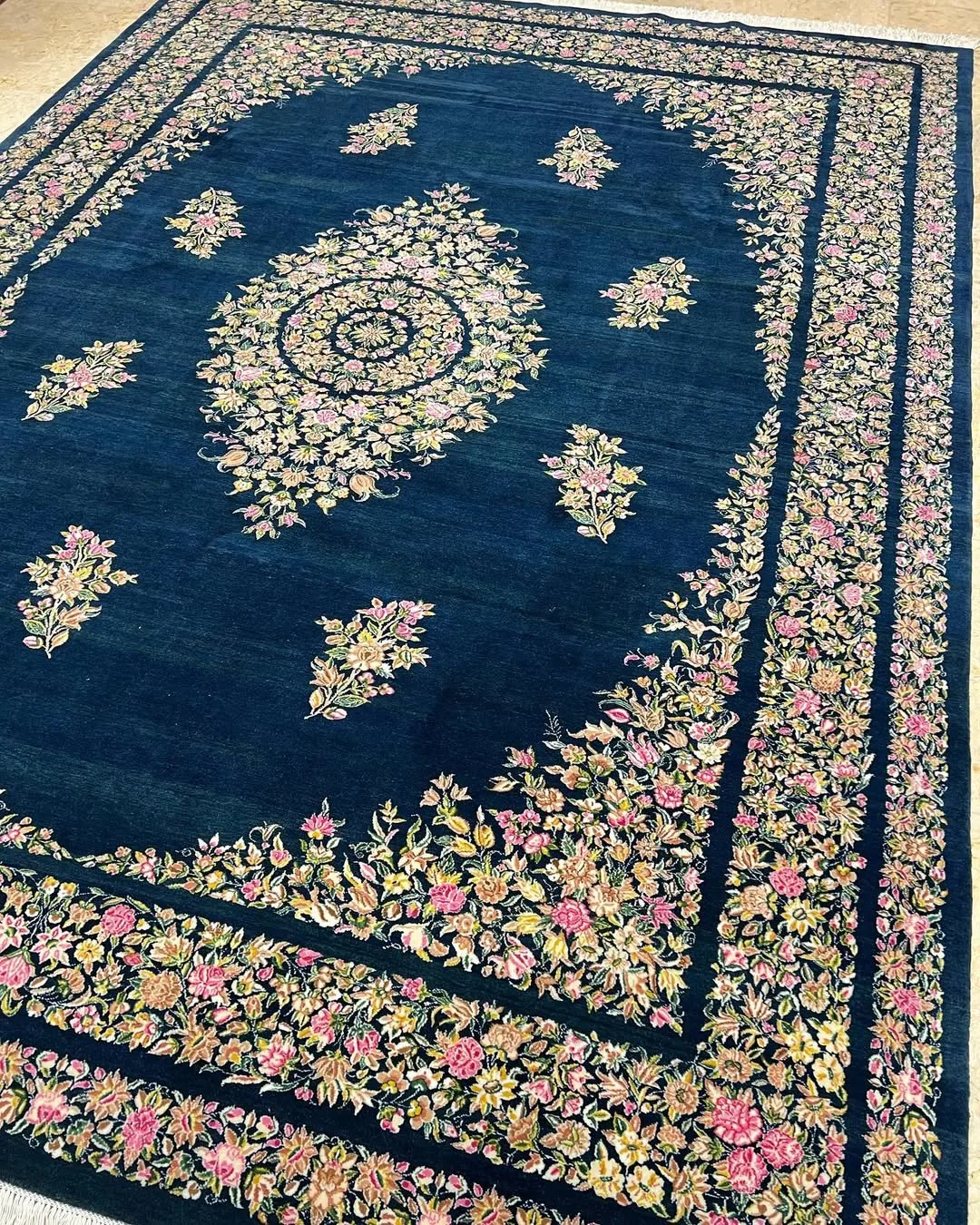 فرش ۹ متری دیبا سبز کله غازی کرمان، رنگ سرمه‌ای و صورتی، جنس نخ، طرح گلدار، مستطیل، کلاسیک