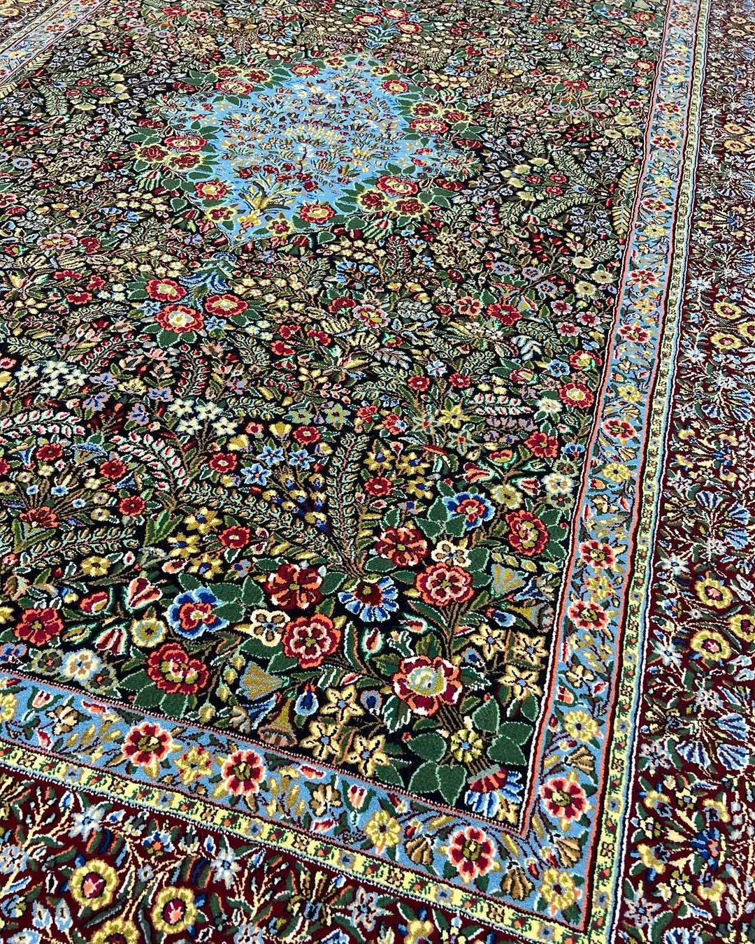 جفت فرش شش متری سرمهای منظرهای کرمان، رنگ قرمز و سبز، طرح گلدار، مستطیلی