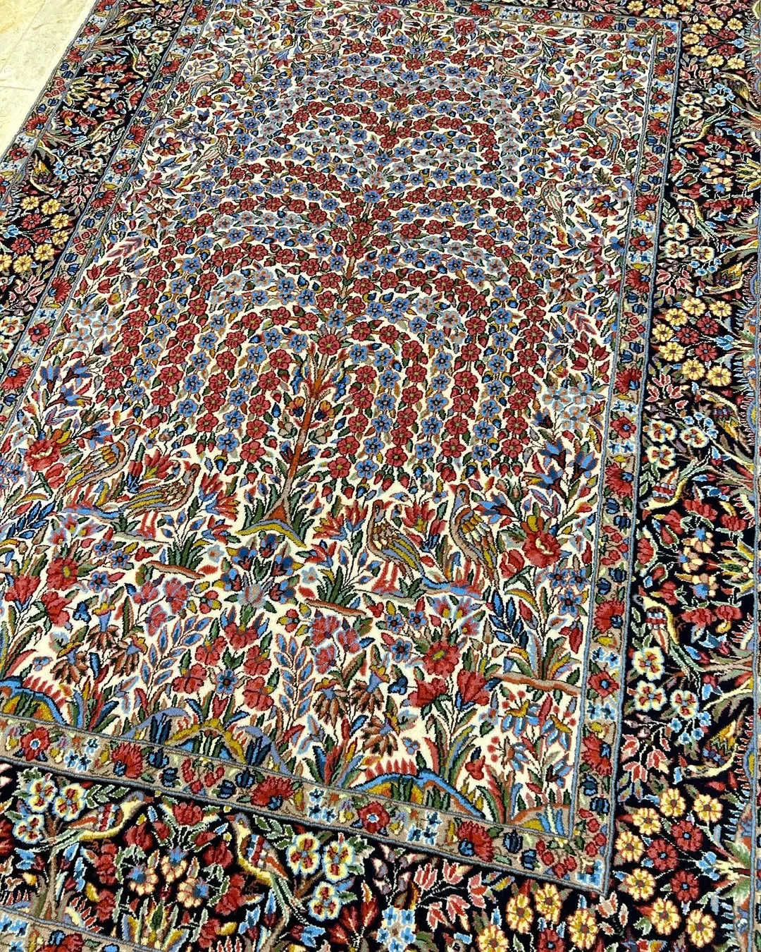 قالیچه سه متری درختی نسترن کرم کرمان