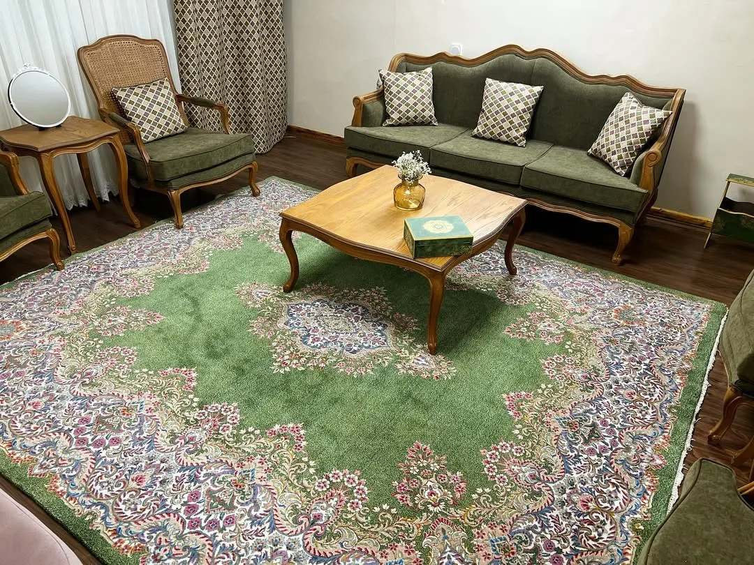 فرش دستباف کرمان، رنگ سبز و صورتی، طرح گلدار، مستطیلشکل