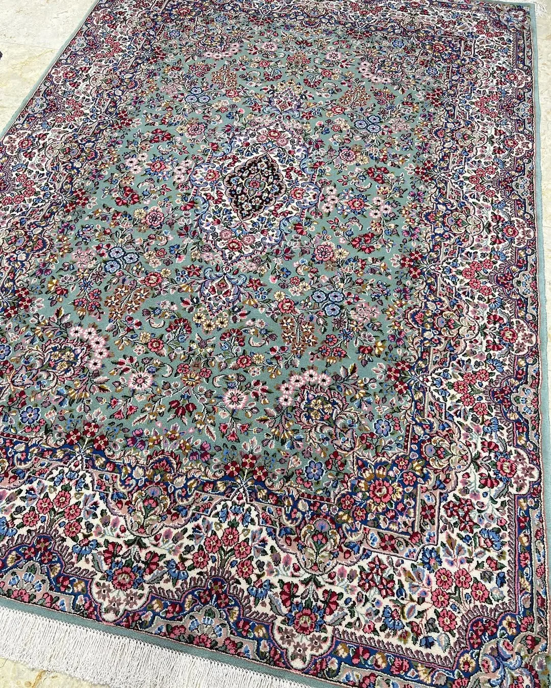 جفت فرش شش متری سرام زمینه سدری کرمان، رنگ آبی و قرمز، طرح گلدار، مستطیلی، با ریشه