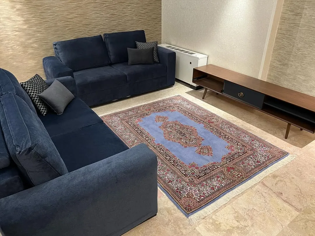 فرش دستباف، رنگ آبی، قرمز و کرم، طرح گلدار، مستطیلی