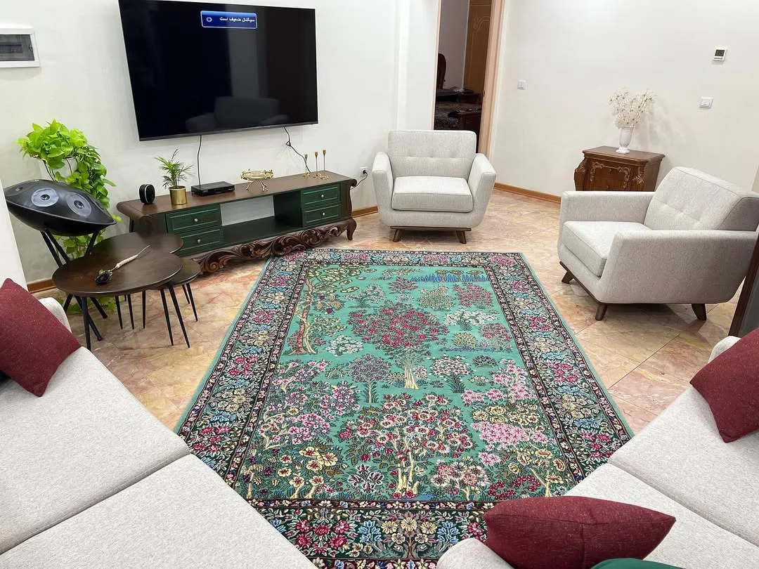 فرش دستباف، رنگ سبز، قرمز و آبی، طرح گلدار، مستطیلی