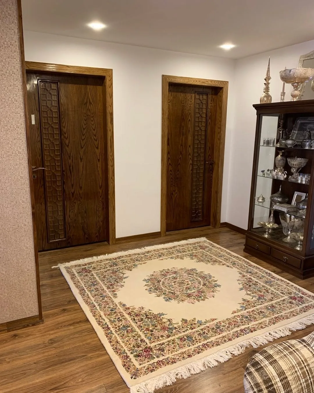فرش دستباف، رنگ کرم، قرمز و سبز، طرح گلدار، مستطیلی