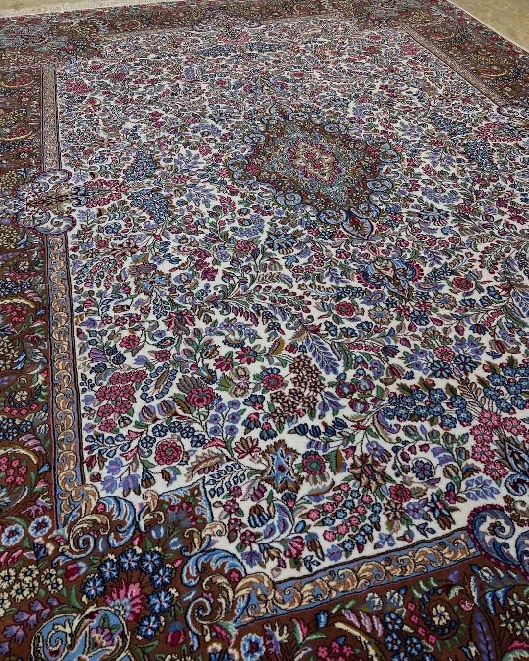 فرش شش متری کرم نقشه قدیم کرمان، رنگ صورتی و آبی، طرح گلدار، مستطیل شکل