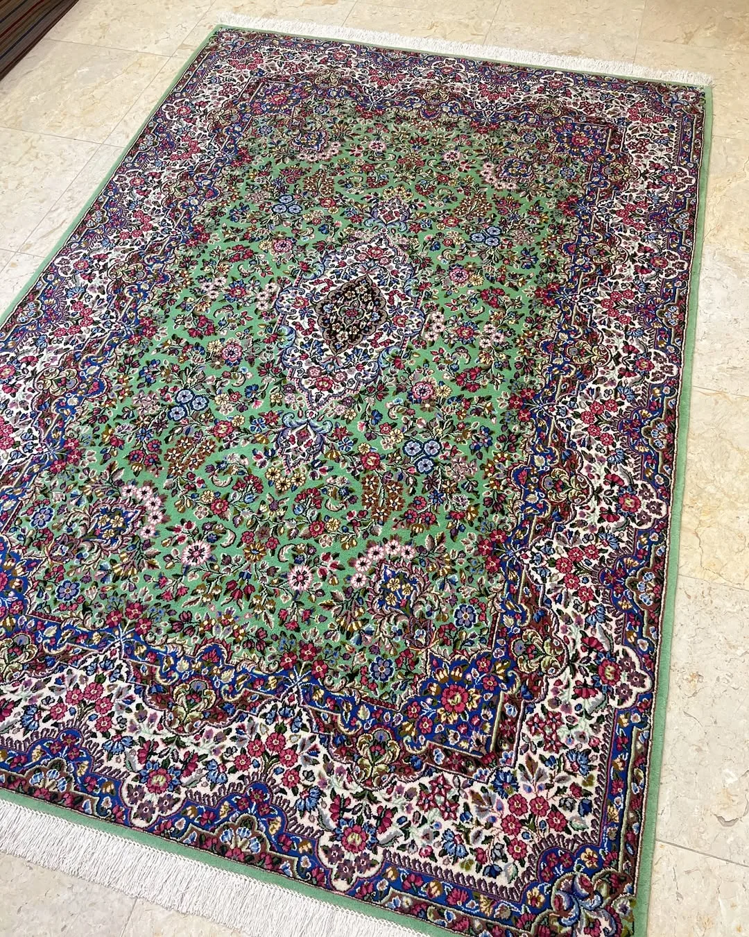 فرش شش متری سبز سرام کرمان، رنگ صورتی و آبی، طرح گلدار، مستطیلی
