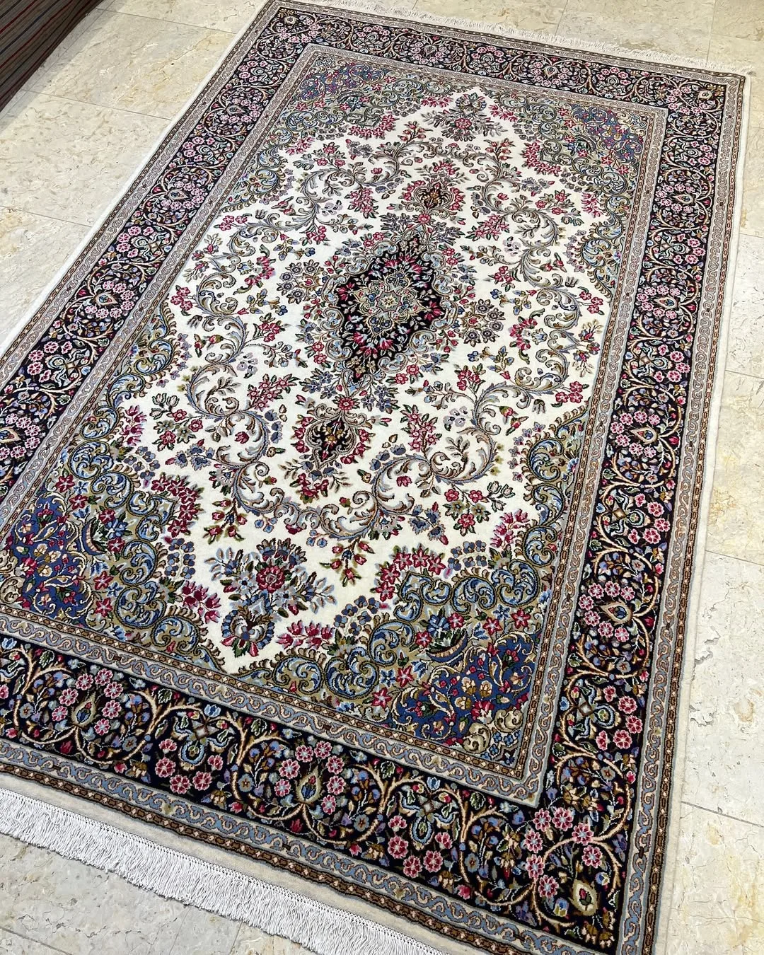 فرش شش متری کرم سلسله‌دار کرمان، رنگ سفید، سرمه‌ای و قرمز، طرح گلدار، مستطیلی