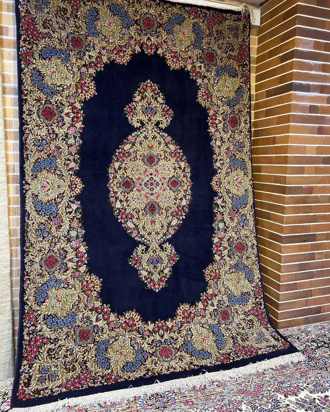 قالیچه چهار متری خوشه‌انگوری سرمه‌ای کرمان