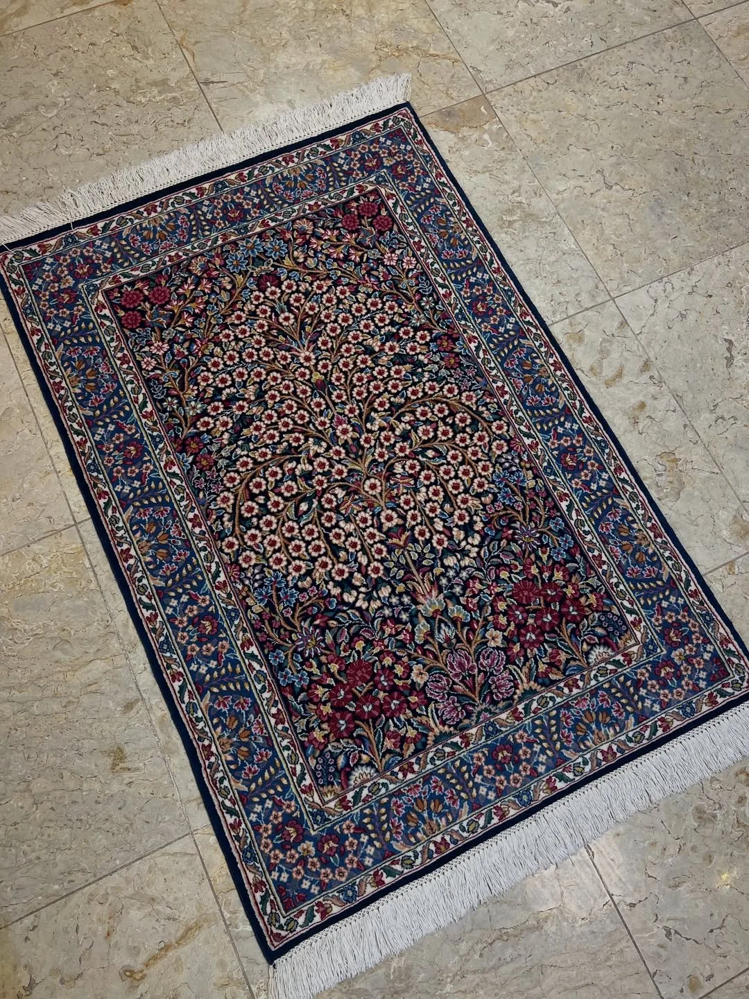 قالیچه ذرع و نیم درختی سرمه‌ای کرمان