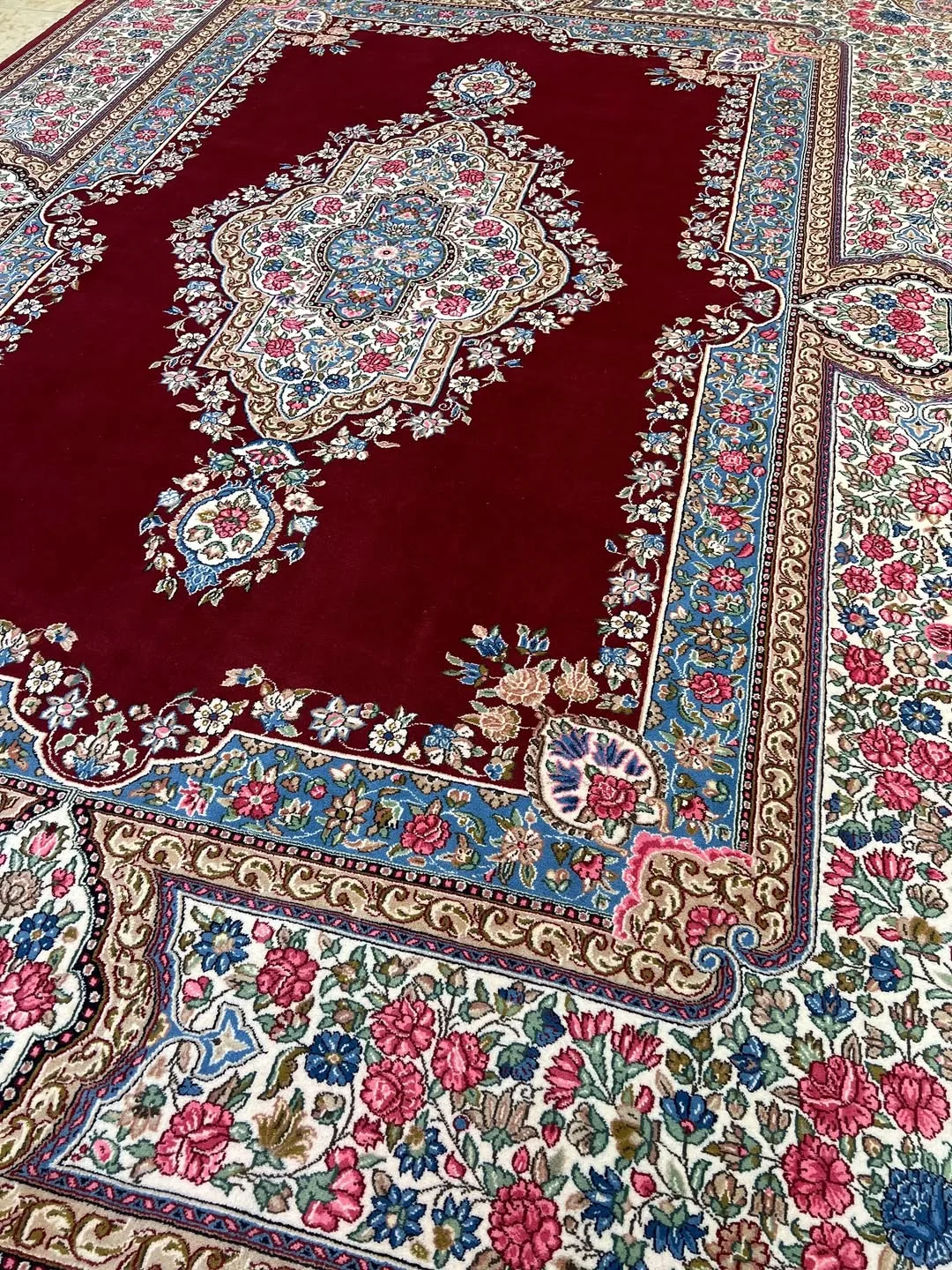 فرش نه متری لاکی کف ساده حاشیه گلباران کرمان، رنگ قرمز و آبی، طرح گلدار