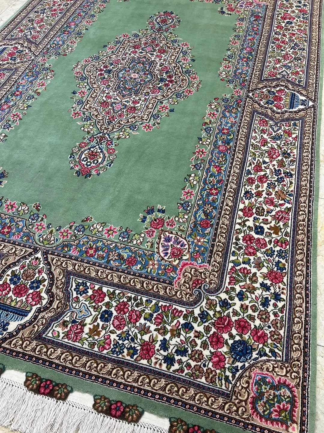 جفت فرش ۶ متری کف ساده حاشیه گلباران کرمان، رنگ سبز و قرمز، طرح گلدار
