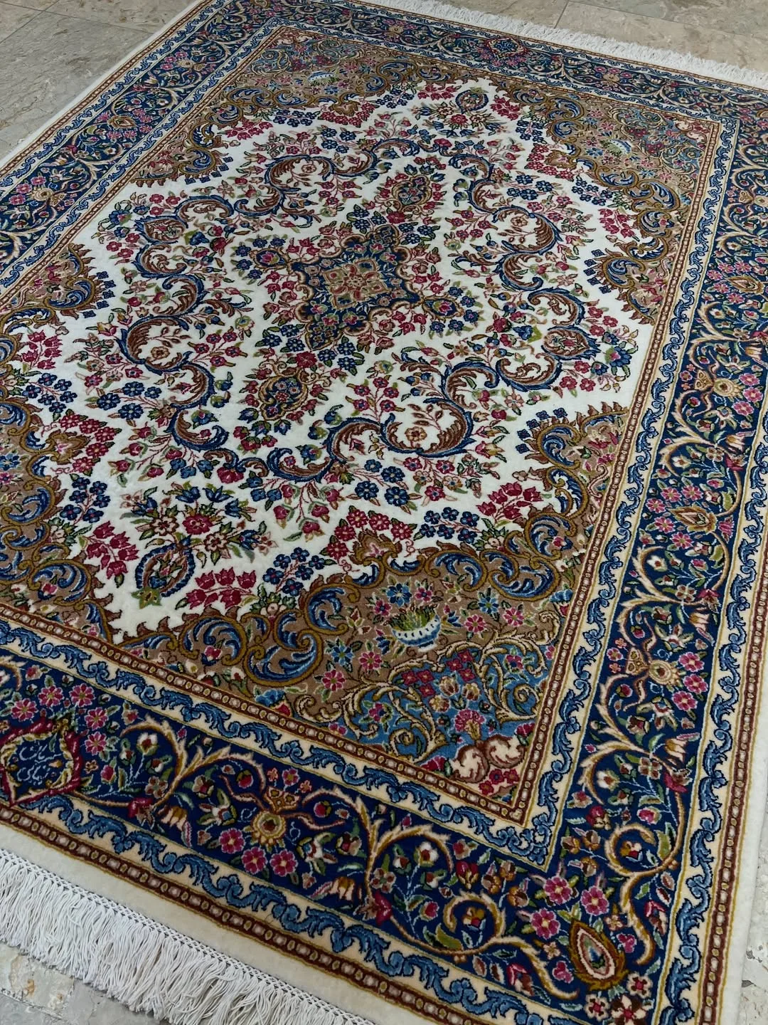 فرش دستباف، رنگ سفید، سرمه‌ای و قرمز، طرح گلدار، مستطیلی