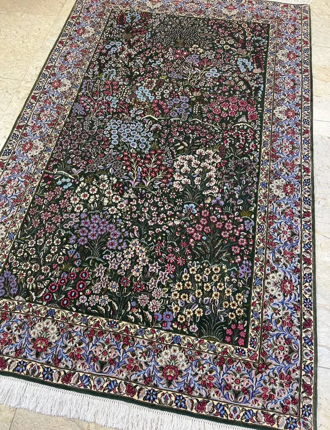 فرش دستباف، رنگ سبز تیره، قرمز و آبی، طرح گلدار، مستطیلی