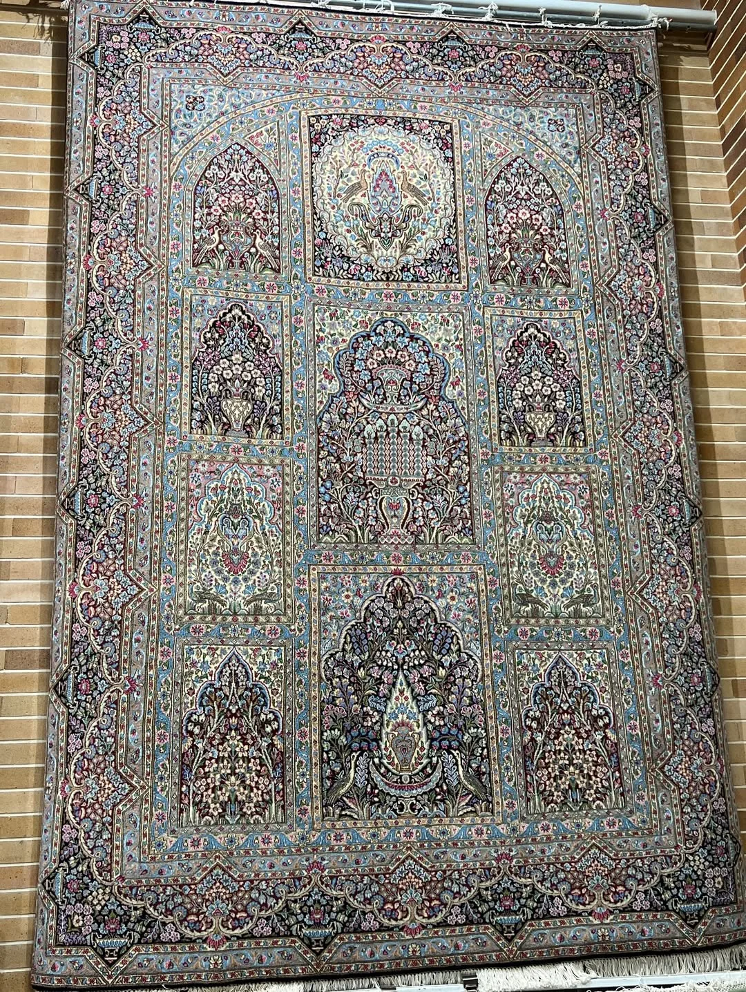 فرش تک ۶ متری قابی اعلا کرمان، رنگ آبی و قهوه‌ای، جنس پشم، طرح گلدار، مستطیلی