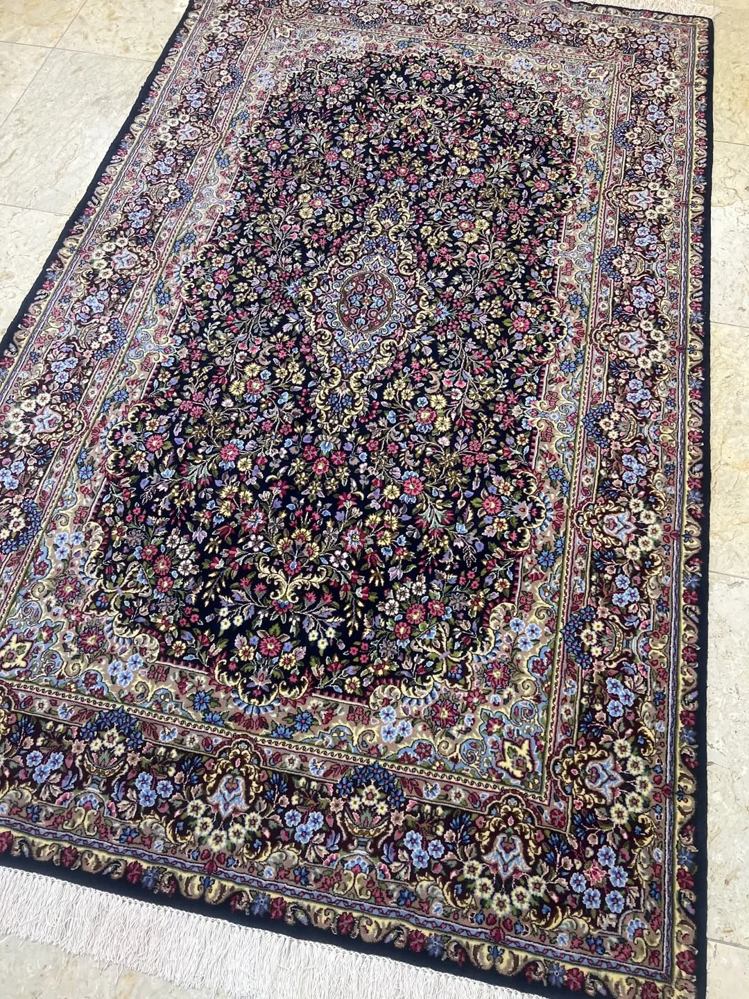 قالیچه ۴ متری سرمه‌ای سرام اعلا کرمان