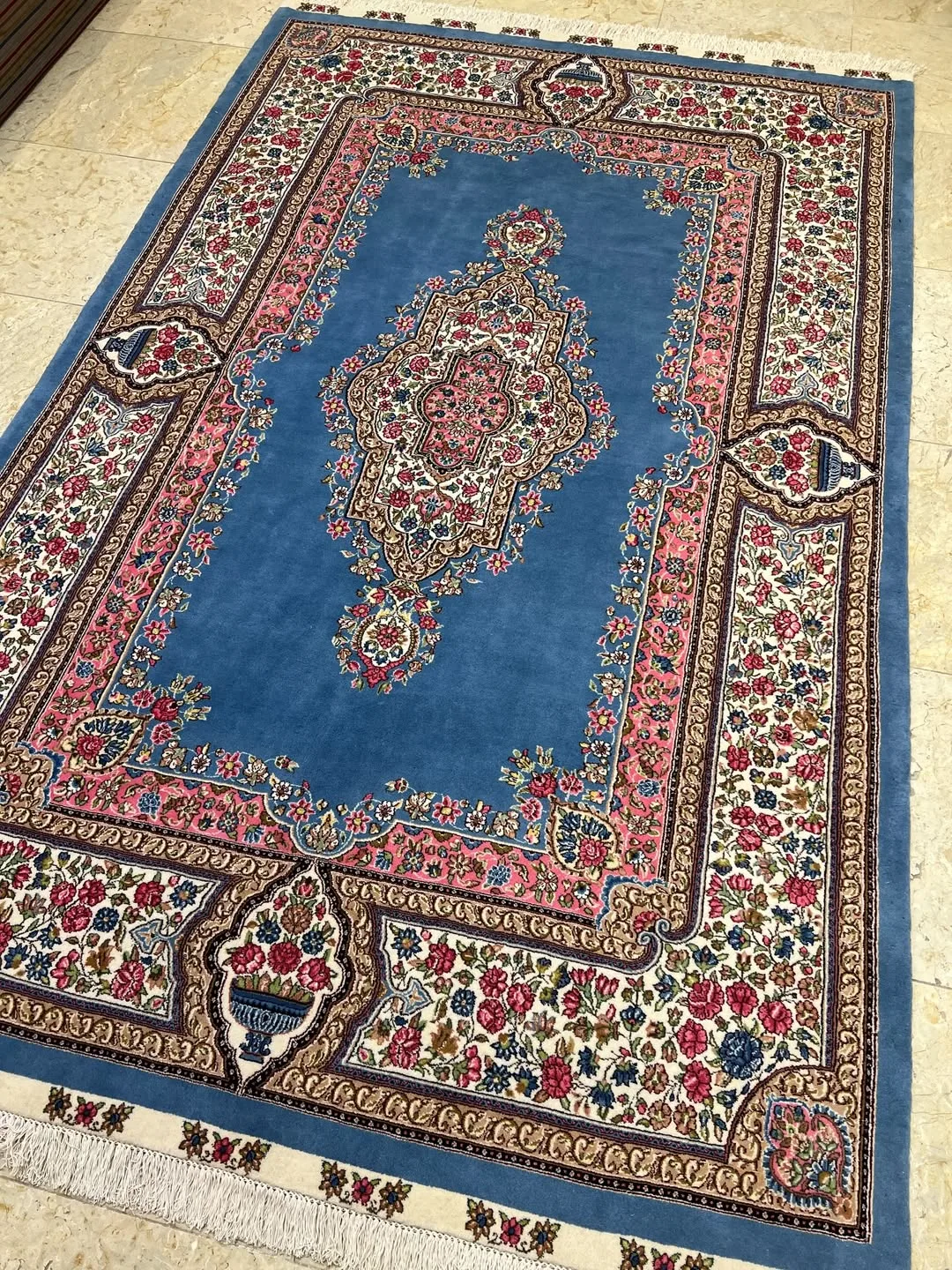 فرش ۶ متری آبی کف‌ساده اعلا کرمان، رنگ صورتی، جنس پشم، طرح گلدار، مستطیلی