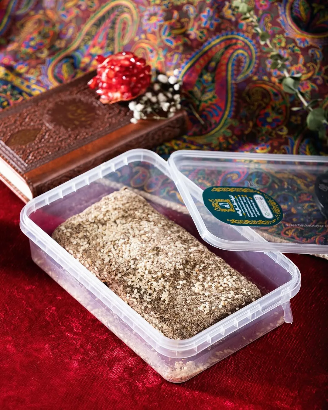 حلوا مسقطی، رنگ کرم و سفید، جنس پلاستیک، ظرف درب‌دار مستطیلی