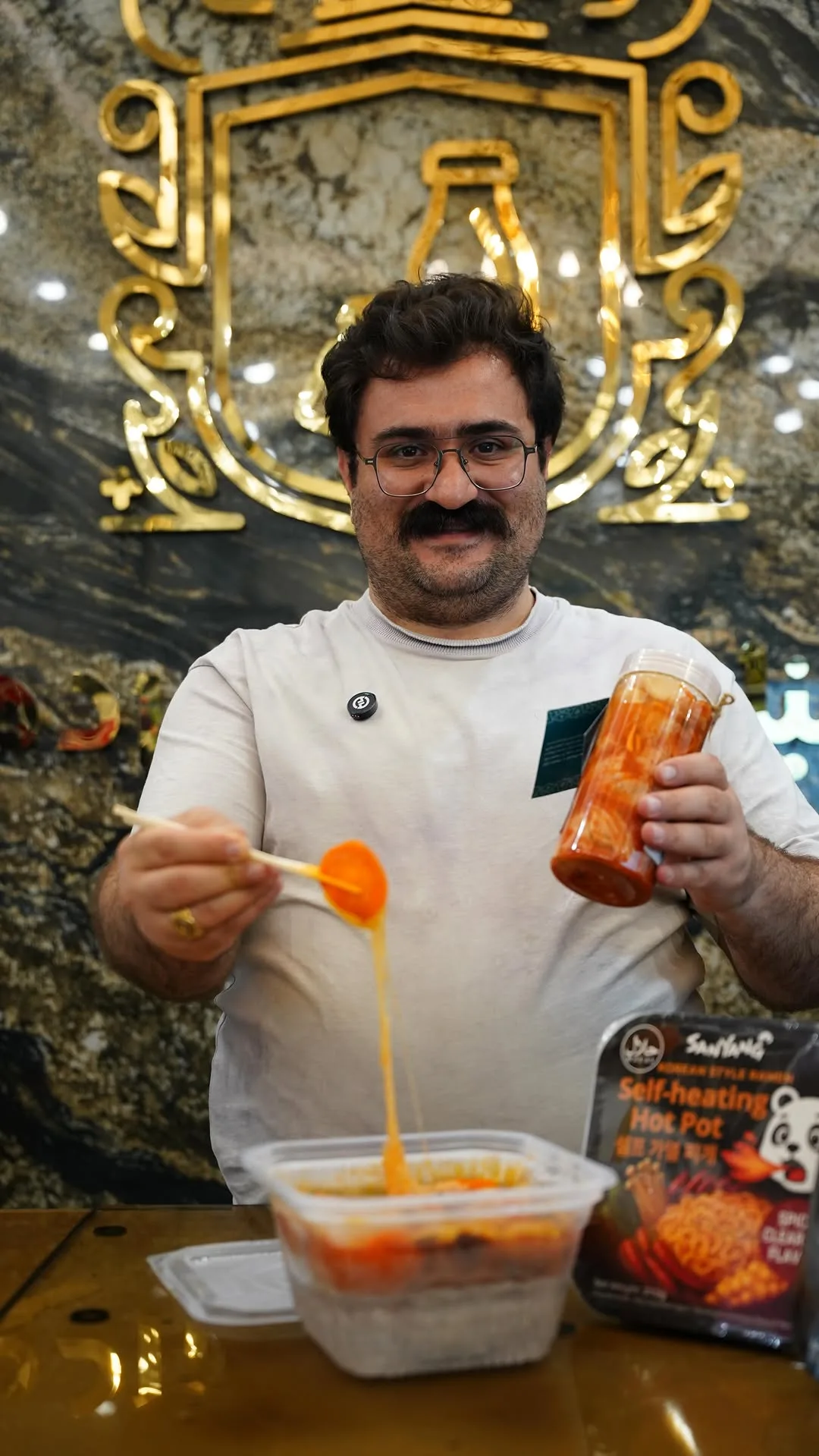 نودل هات‌پات، رنگ نارنجی و سفید، بسته و ظرف