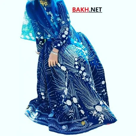 پیراهن محلی قشقایی مدل ۹۲، رنگ آبی و سفید، جنس مخمل، طرح گلدوزی، بلند، آستین‌بلند، گشاد