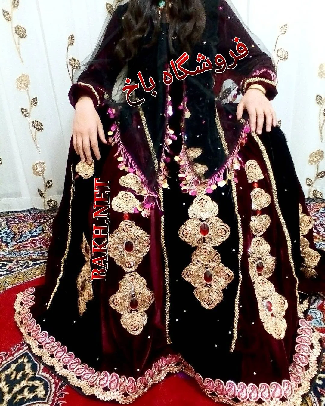 ست لباس محلی مدل ۱۷۲، رنگ زرشکی، مشکی و طلایی، جنس مخمل، طرح گلدوزی، بلند، آستین بلند