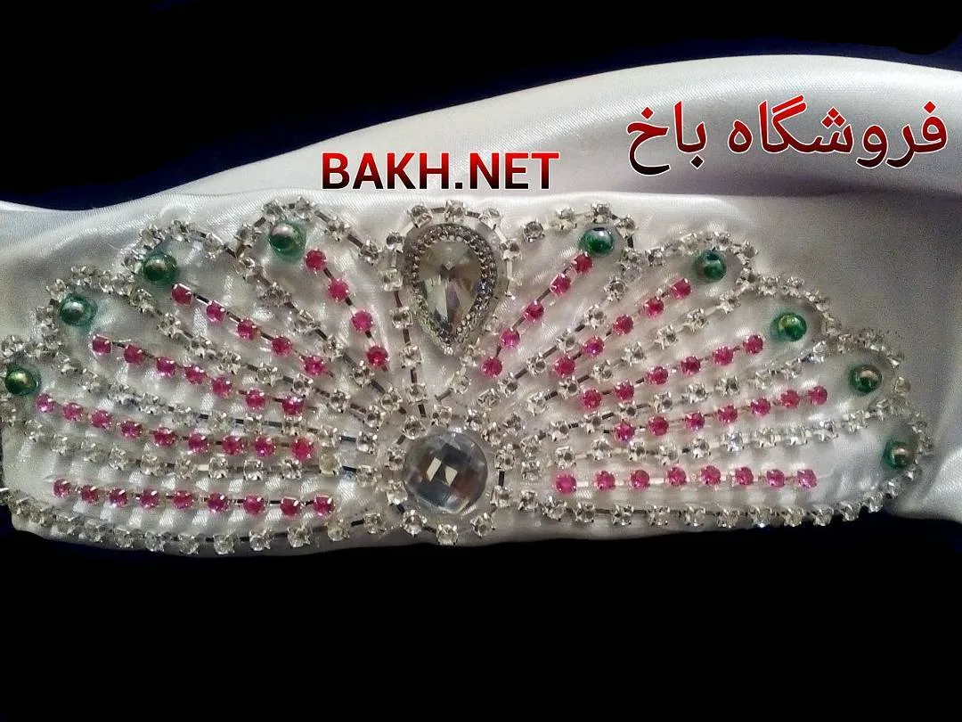 سربند بختیاری، رنگ سفید، صورتی و سبز، جنس ساتن و فلز، طرح گلدوزی، تاج، دایره‌ای