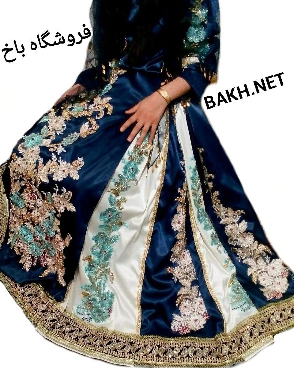 لباس محلی زنانه، رنگ سرمه‌ای، سفید و طلایی، جنس ساتن، طرح گلدوزی، بلند، آستین بلند، گشاد