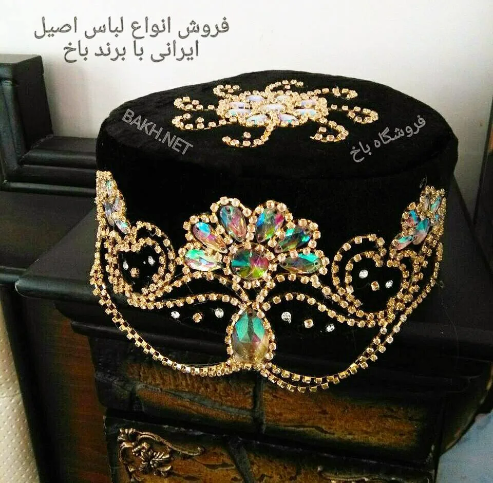 تاج سر محلی، رنگ مشکی و طلایی، جنس پارچه و فلز و سنگ، استوانهای، نگیندار