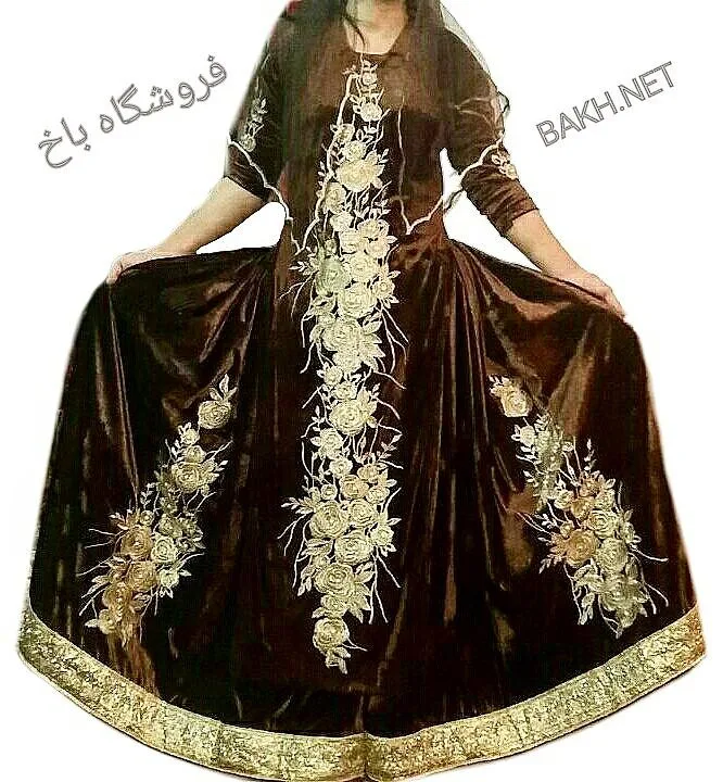 لباس محلی بختیاری، رنگ قهوه‌ای و طلایی، جنس مخمل، طرح گلدار، بلند، آستین‌بلند، جذب