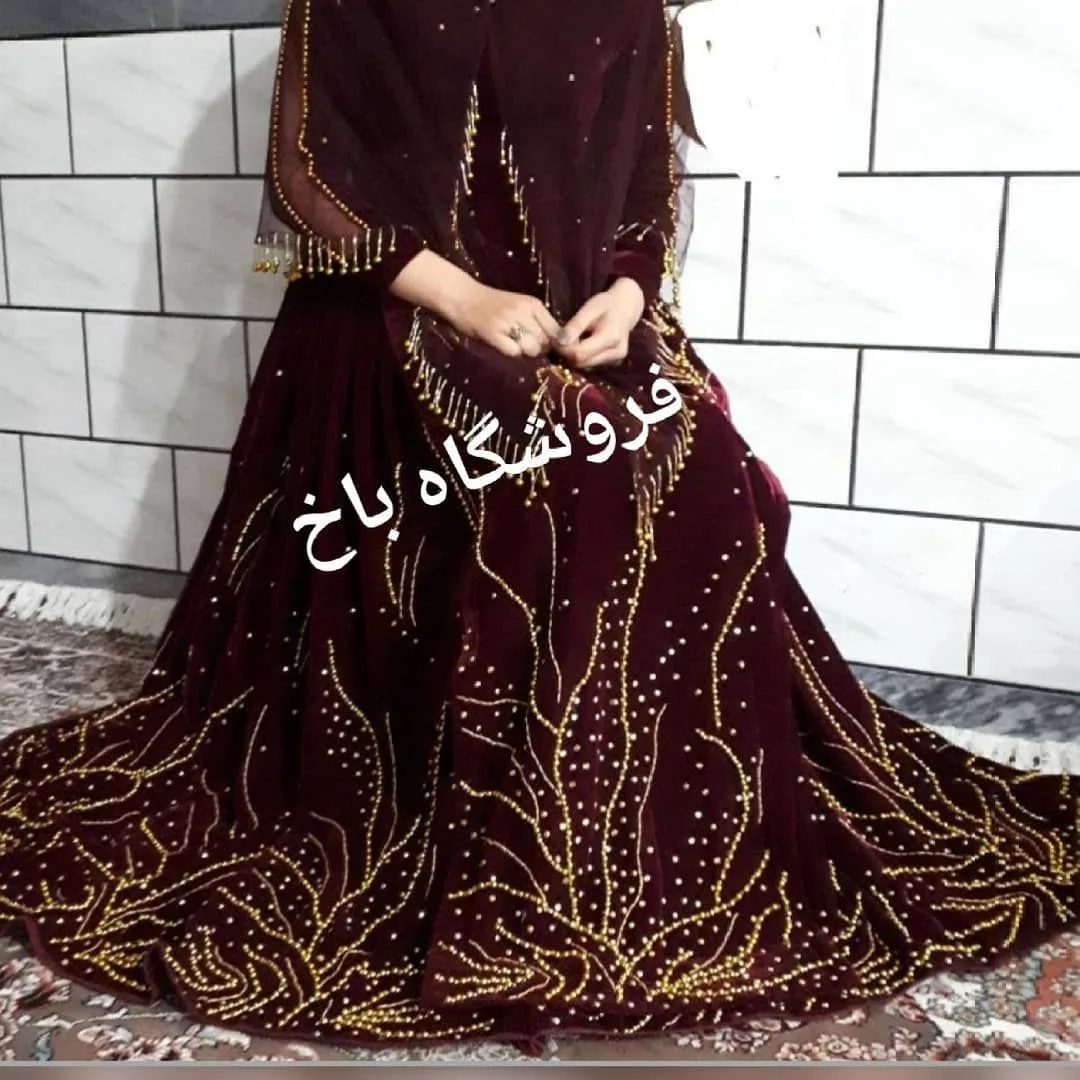 لباس محلی دستدوز، رنگ زرشکی و طلایی، جنس مخمل، طرح گلدوزی، بلند، گشاد