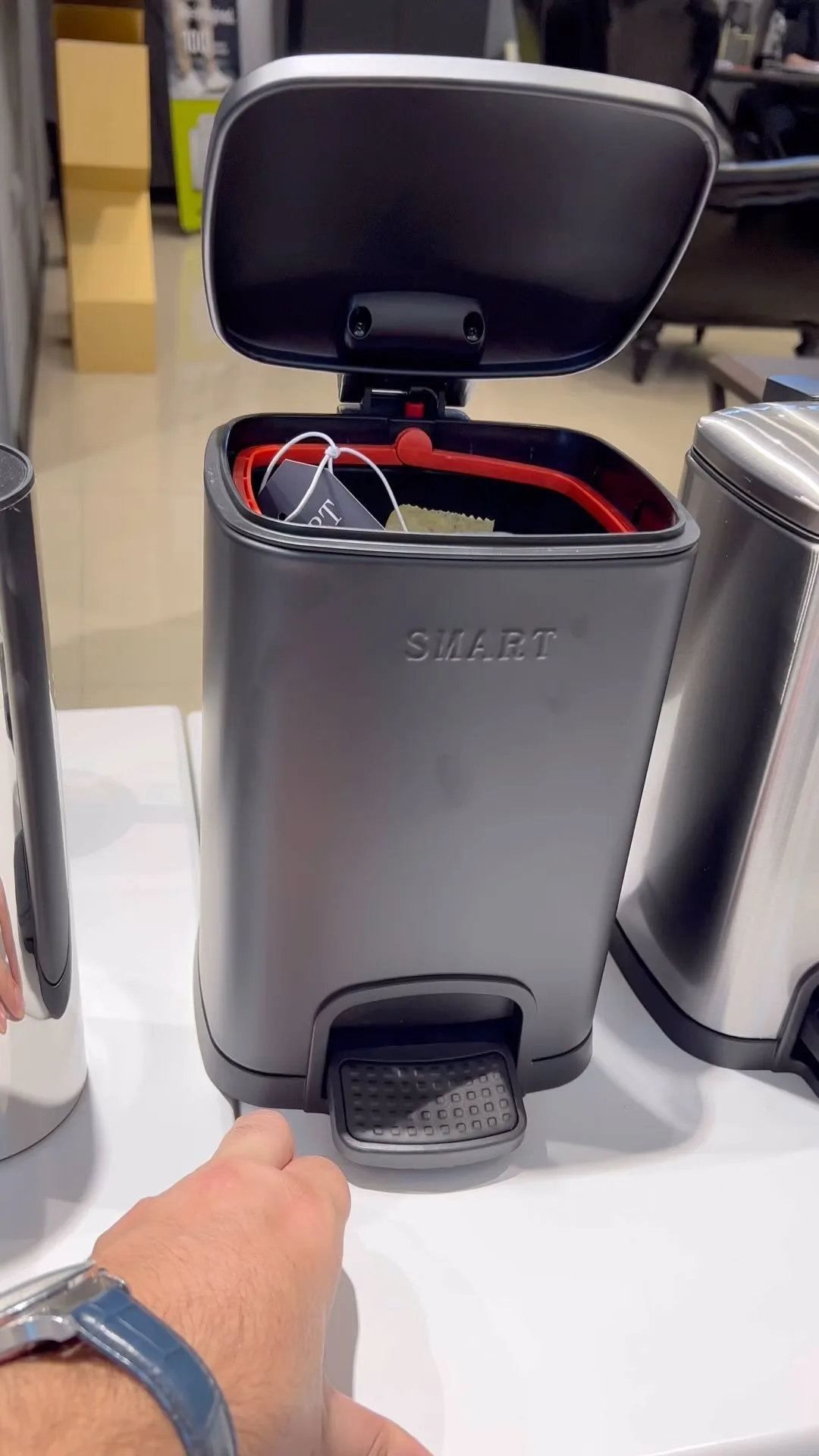 سطل و فرچه توالت اسمارت، رنگ خاکستری و قرمز، جنس فلز و پلاستیک، مستطیلی دربدار پدالی