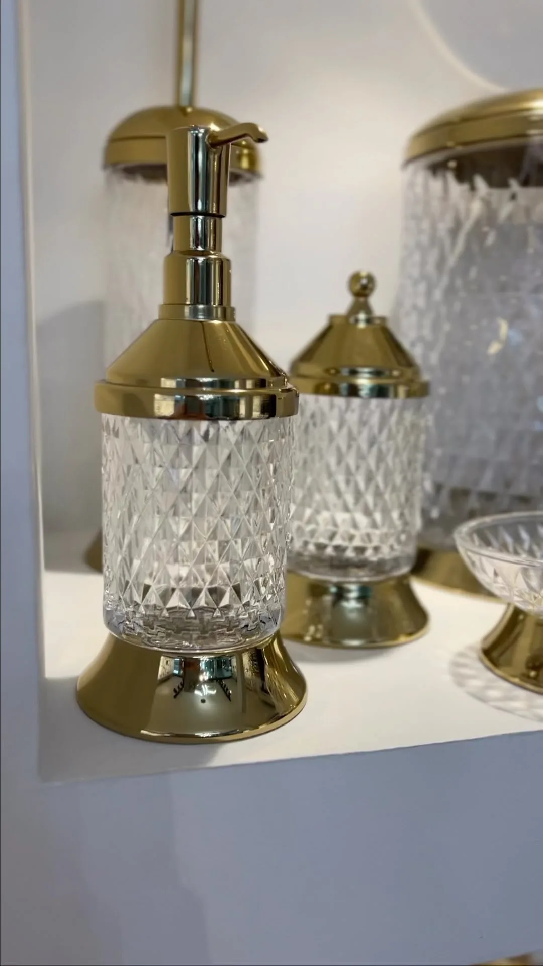 جا مایع دستشویی پمپی، رنگ طلایی و شفاف، جنس شیشه و فلز، طرح هندسی، رومیزی