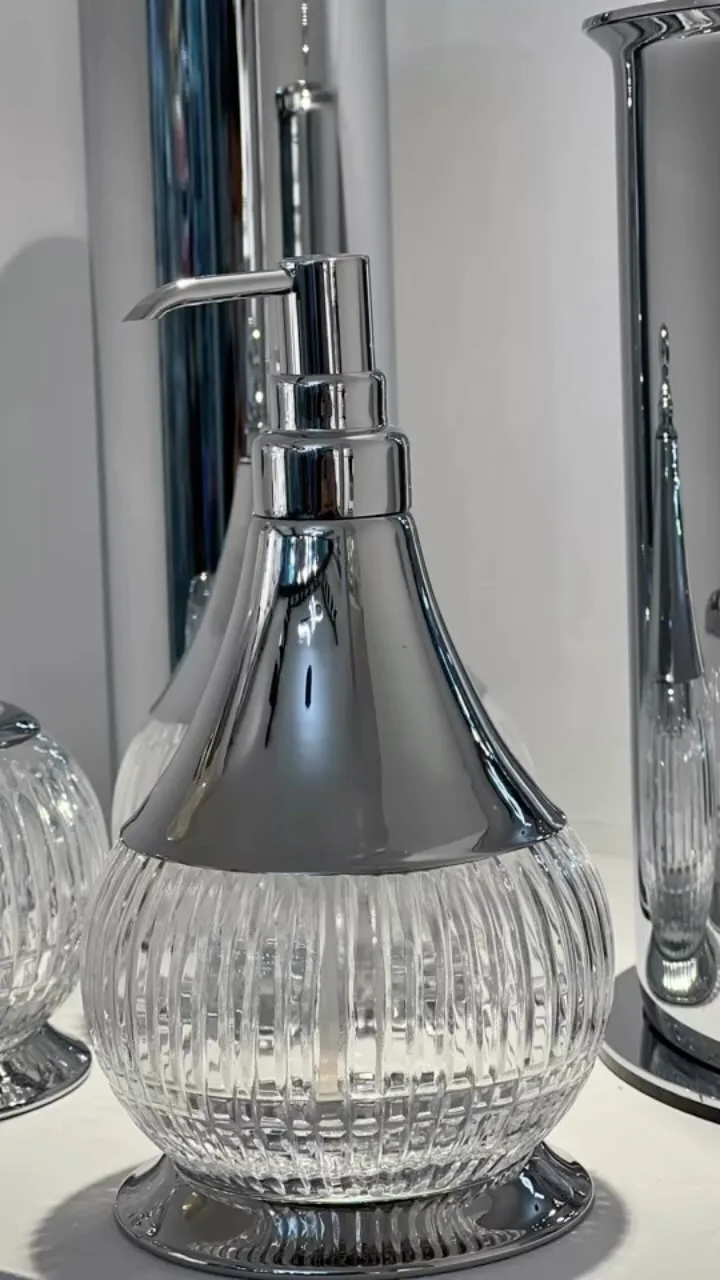 جا مایع دستشویی پمپی، رنگ نقره‌ای و شفاف، جنس شیشه و فلز، طرح راه‌راه، رومیزی